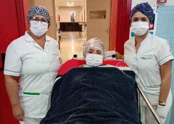 Madre recibe trasplante renal como regalo anticipado por su día