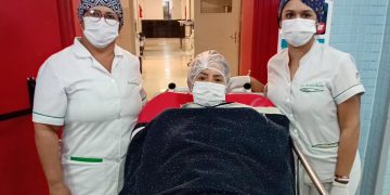 Madre recibe trasplante renal como regalo anticipado por su día