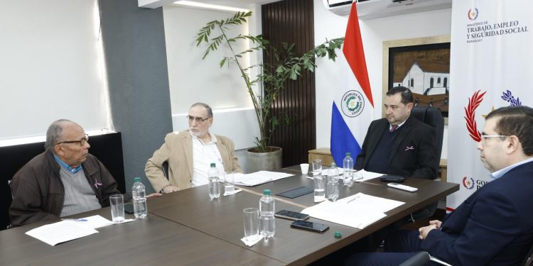 Conasam continúa debate sobre reajuste del salario mínimo