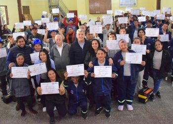 Madres del Bañado Tacumbú celebran su día con certificados de capacitación y herramientas laborales