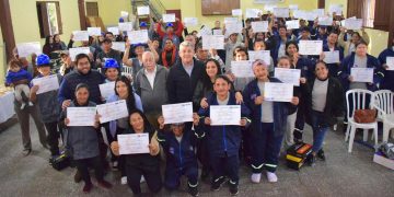 Madres del Bañado Tacumbú celebran su día con certificados de capacitación y herramientas laborales