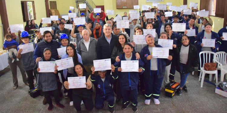Madres del Bañado Tacumbú celebran su día con certificados de capacitación y herramientas laborales
