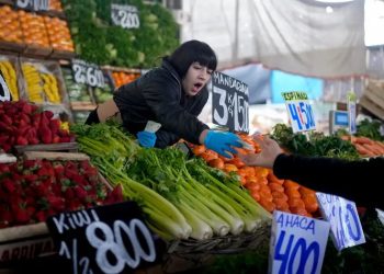 La inflación de Argentina baja por primera vez en 11 meses