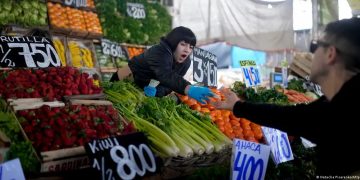 La inflación de Argentina baja por primera vez en 11 meses