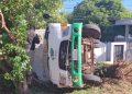 Camión transportador vuelca en la autopista Silvio Pettirossi tras chocar con un automóvil