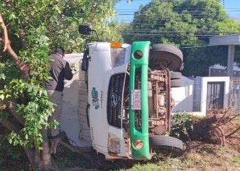 Camión transportador vuelca en la autopista Silvio Pettirossi tras chocar con un automóvil