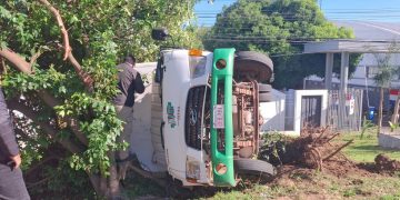 Camión transportador vuelca en la autopista Silvio Pettirossi tras chocar con un automóvil