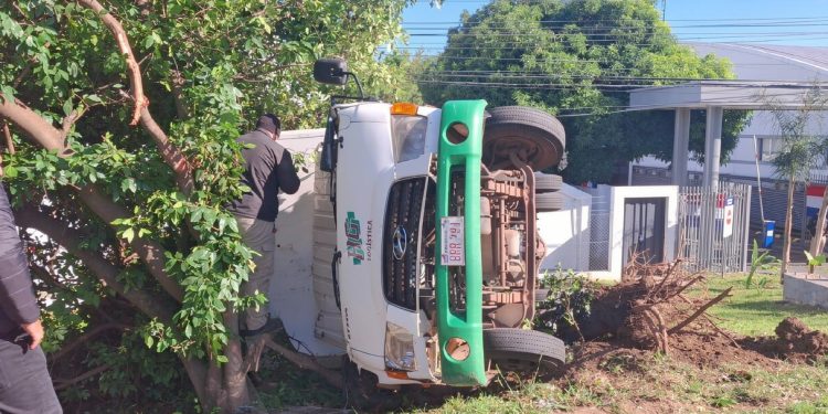 Camión transportador vuelca en la autopista Silvio Pettirossi tras chocar con un automóvil