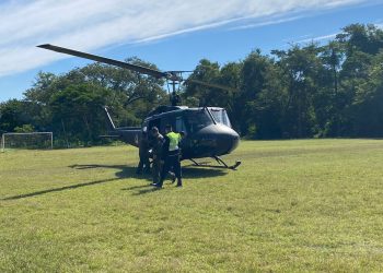 Operación aérea traslada a mujer para atención especializada