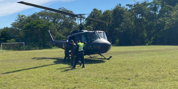 Operación aérea traslada a mujer para atención especializada
