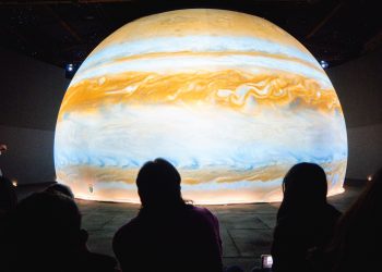 El MuCi cierra mayo con observación lunar gratuita, shows de planetario y recorridos de ciencia al aire libre