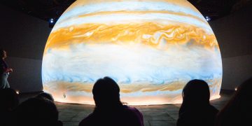 El MuCi cierra mayo con observación lunar gratuita, shows de planetario y recorridos de ciencia al aire libre
