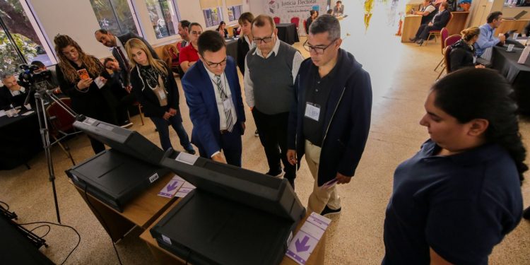 Culmina la revisión técnica de las máquinas de votación por parte de la ANR