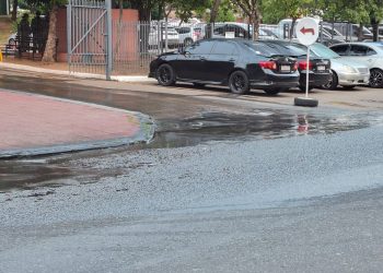 Vecinos denuncian insalubridad por el desborde del desagüe del Hospital Militar
