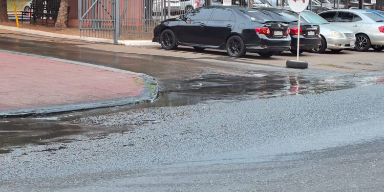 Vecinos denuncian insalubridad por el desborde del desagüe del Hospital Militar