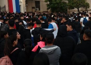Aspirantes marchan contra la suspensión de admisiones al Colegio de Policía