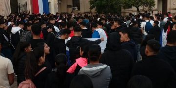 Aspirantes marchan contra la suspensión de admisiones al Colegio de Policía