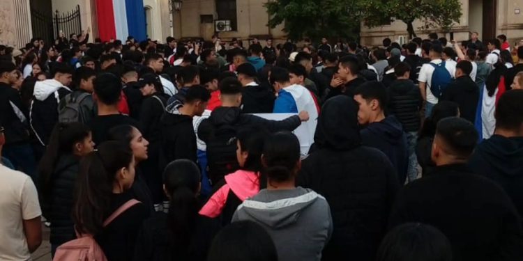 Aspirantes marchan contra la suspensión de admisiones al Colegio de Policía