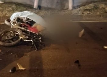 Violento impacto contra un camión termina con la vida de un motociclista