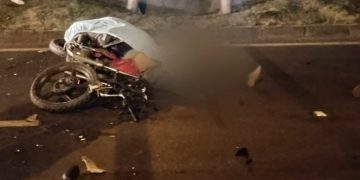 Violento impacto contra un camión termina con la vida de un motociclista
