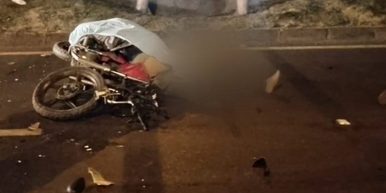 Violento impacto contra un camión termina con la vida de un motociclista
