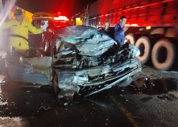 Menor de 15 años manejaba un auto, chocó contra camión y murió