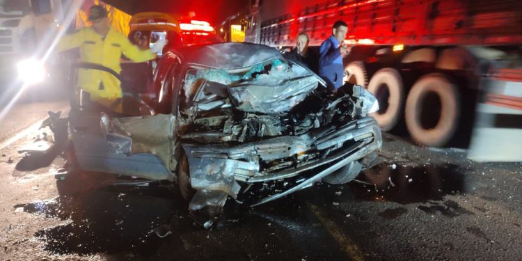 Menor de 15 años manejaba un auto, chocó contra camión y murió