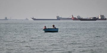 Buque capturado frente a la costa de los EAU se dirige a aguas iraníes