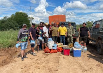 Camioneros reciben asistencia de militares en zona aislada del Chaco