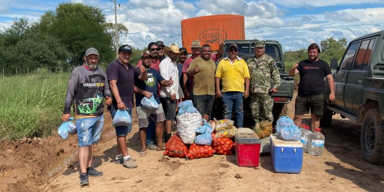 Camioneros reciben asistencia de militares en zona aislada del Chaco
