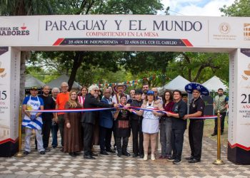El Centro Histórico vibra al ritmo de las fiestas patrias frente al Cabildo