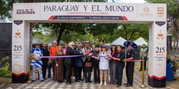 El Centro Histórico vibra al ritmo de las fiestas patrias frente al Cabildo