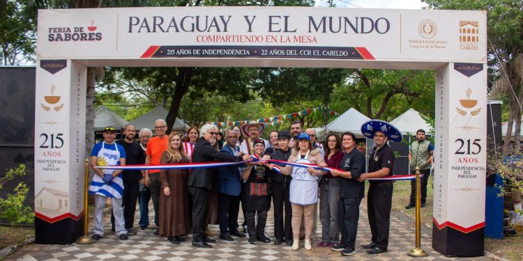 El Centro Histórico vibra al ritmo de las fiestas patrias frente al Cabildo