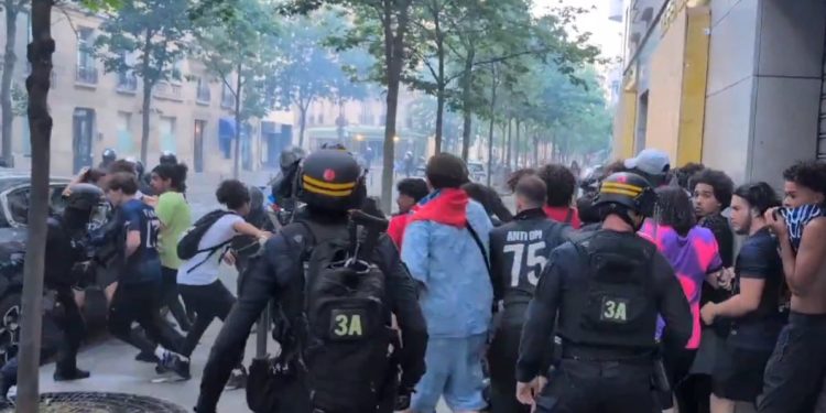 Graves destrozos, un fallecido y más de 700 detenidos por disturbios en París