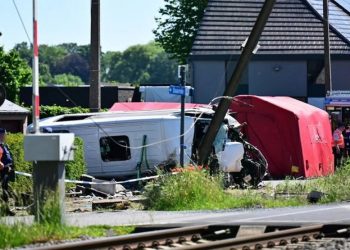 Un tren chocó contra un bus escolar y hay al menos cuatro muertos en Bélgica