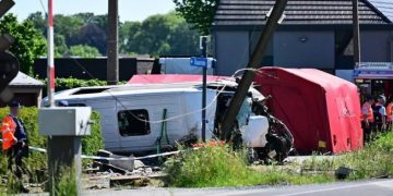 Un tren chocó contra un bus escolar y hay al menos cuatro muertos en Bélgica