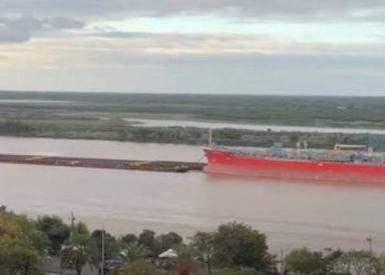 Choque fluvial en el Paraná: barcaza impactó contra buque anclado