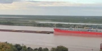 Choque fluvial en el Paraná: barcaza impactó contra buque anclado