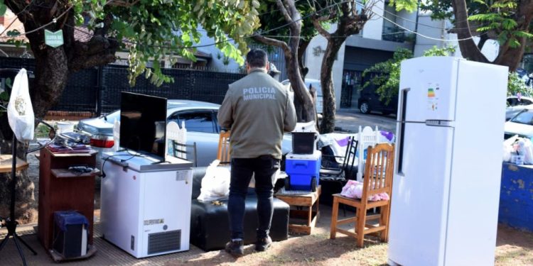Recuperan espacio público en Asunción tras el desalojo de un ocupante en una plaza