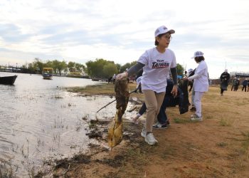 Comunidad taiwanesa recolecta residuos en la Costanera y reclama su inclusión en la OMS