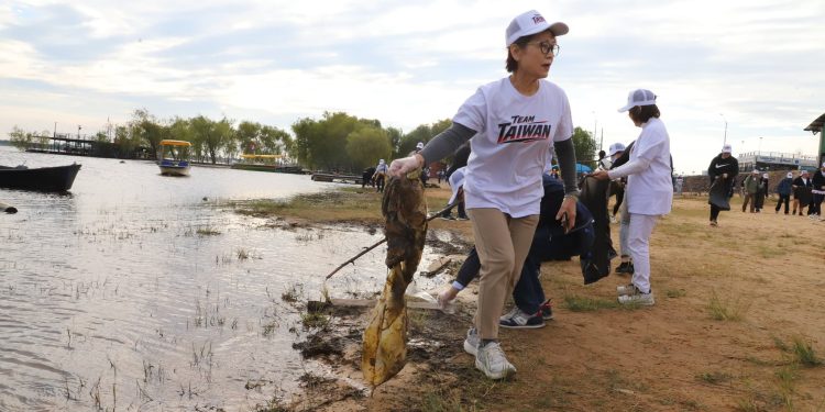 Comunidad taiwanesa recolecta residuos en la Costanera y reclama su inclusión en la OMS