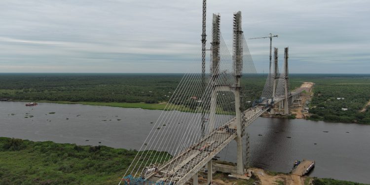 El Puente de la Bioceánica, a punto de unir dos orillas, dos países y dos océanos