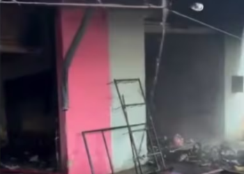 Incendio consume dos locales comerciales en el Mercado de Limpio