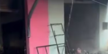 Incendio consume dos locales comerciales en el Mercado de Limpio