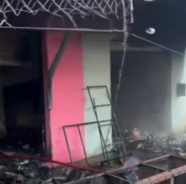 Incendio consume dos locales comerciales en el Mercado de Limpio