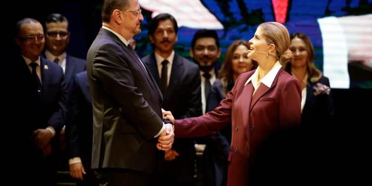 Laura Fernández asume la presidencia de Costa Rica