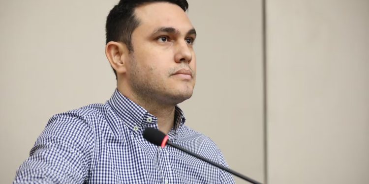 Colegio de Abogados solicita al MEC la anulación judicial del título de Hernán Rivas