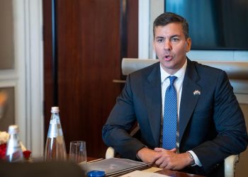 Santiago Peña repudia carteles ofensivos en el Este y ordena al MOPC el retiro de las estructuras