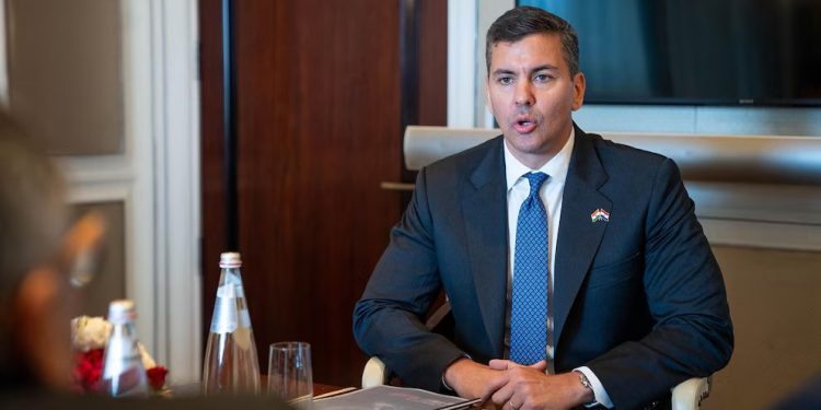 Santiago Peña repudia carteles ofensivos en el Este y ordena al MOPC el retiro de las estructuras