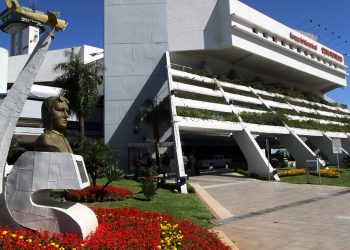 Ejecutivo rectifica error tras promulgación de ley que afecta a agencias de viajes